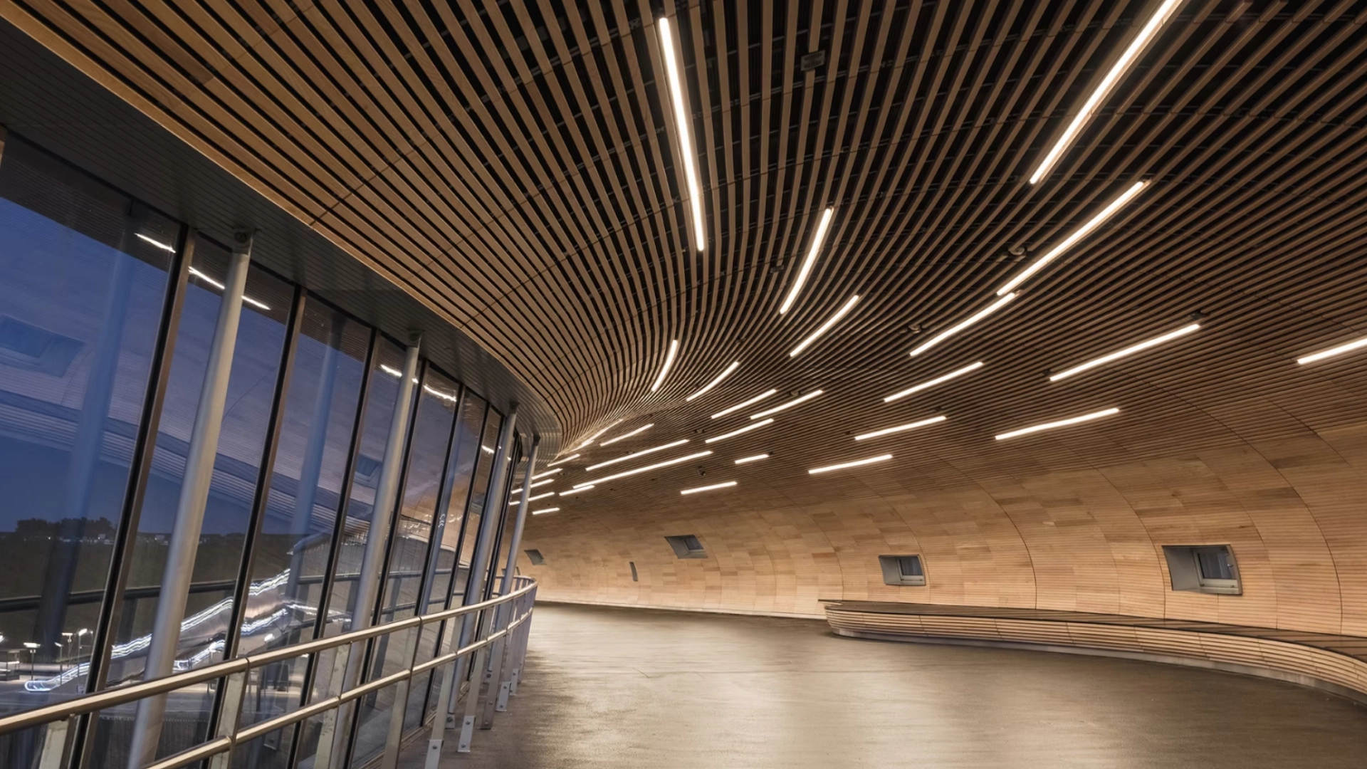 Completed installation effect of Lindelacr B-Plank aluminum plank ceiling, linear suspended ceiling for large lobby interior decoration