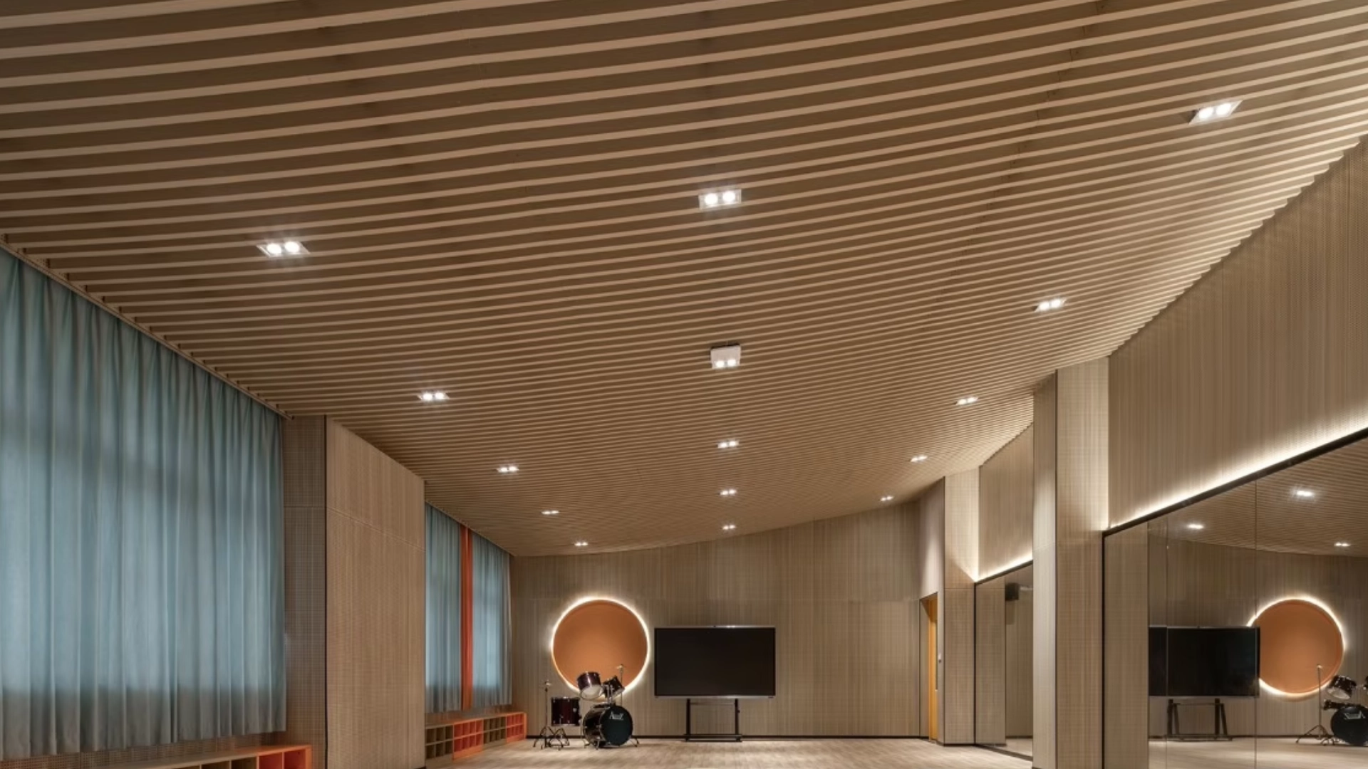 Completed installation effect of Lindelacr B-Plank aluminum plank ceiling, linear suspended ceiling for large lobby interior decoration