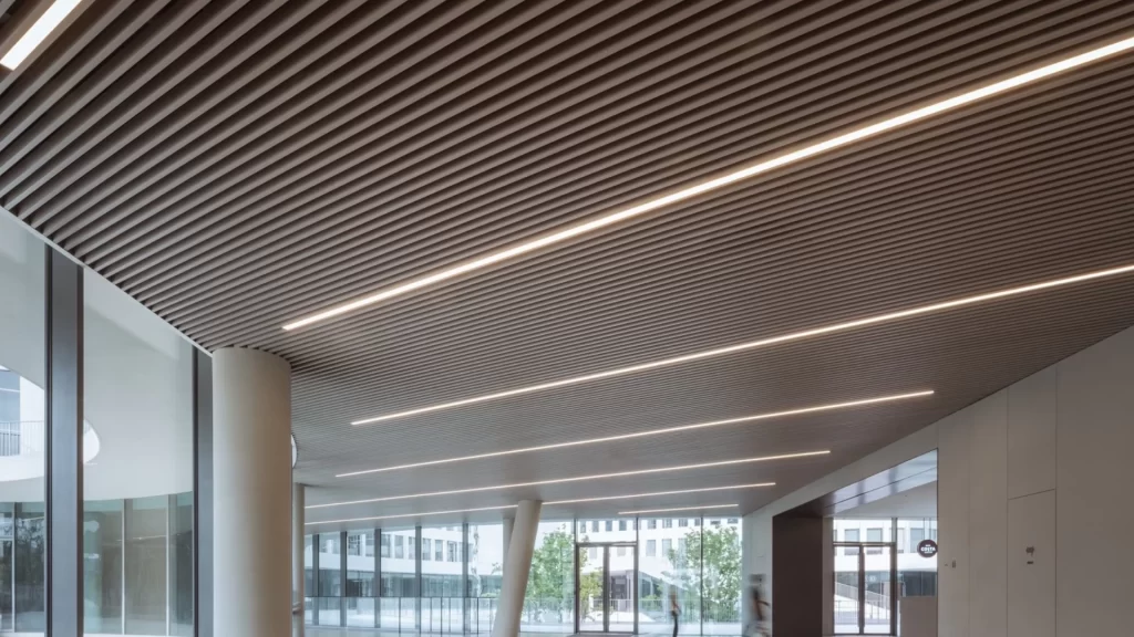 Completed installation effect of Lindelacr B-Plank aluminum plank ceiling, linear suspended ceiling for large lobby interior decoration