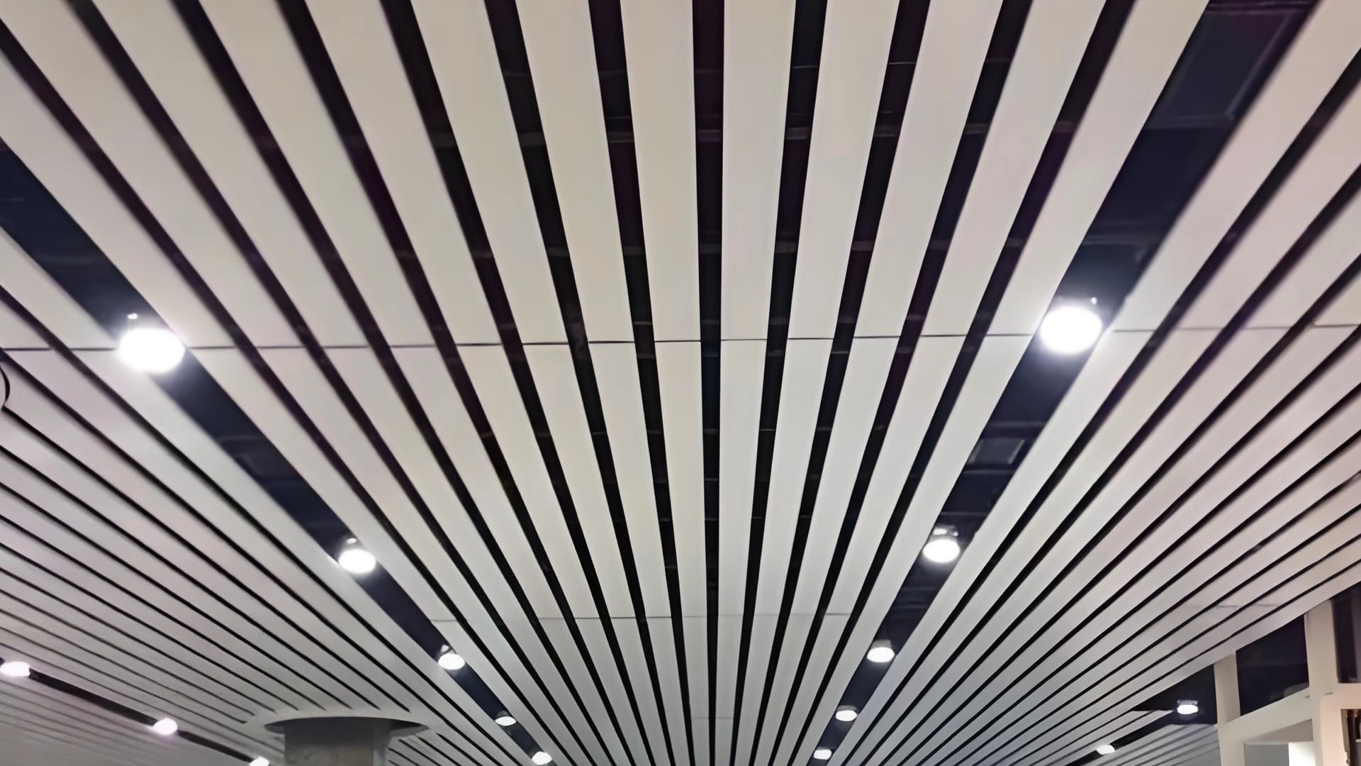Completed installation effect of Lindelacr B-Plank aluminum plank ceiling, linear suspended ceiling for large lobby interior decoration
