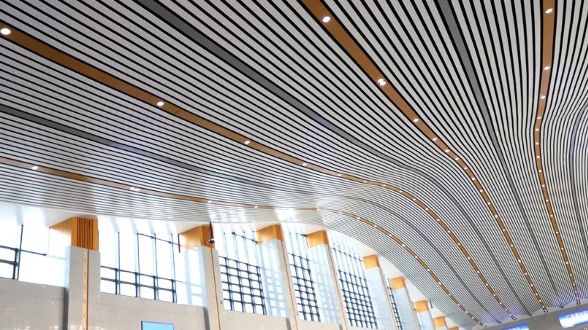 Completed installation effect of Lindelacr B-Plank aluminum plank ceiling, linear suspended ceiling for large lobby interior decoration