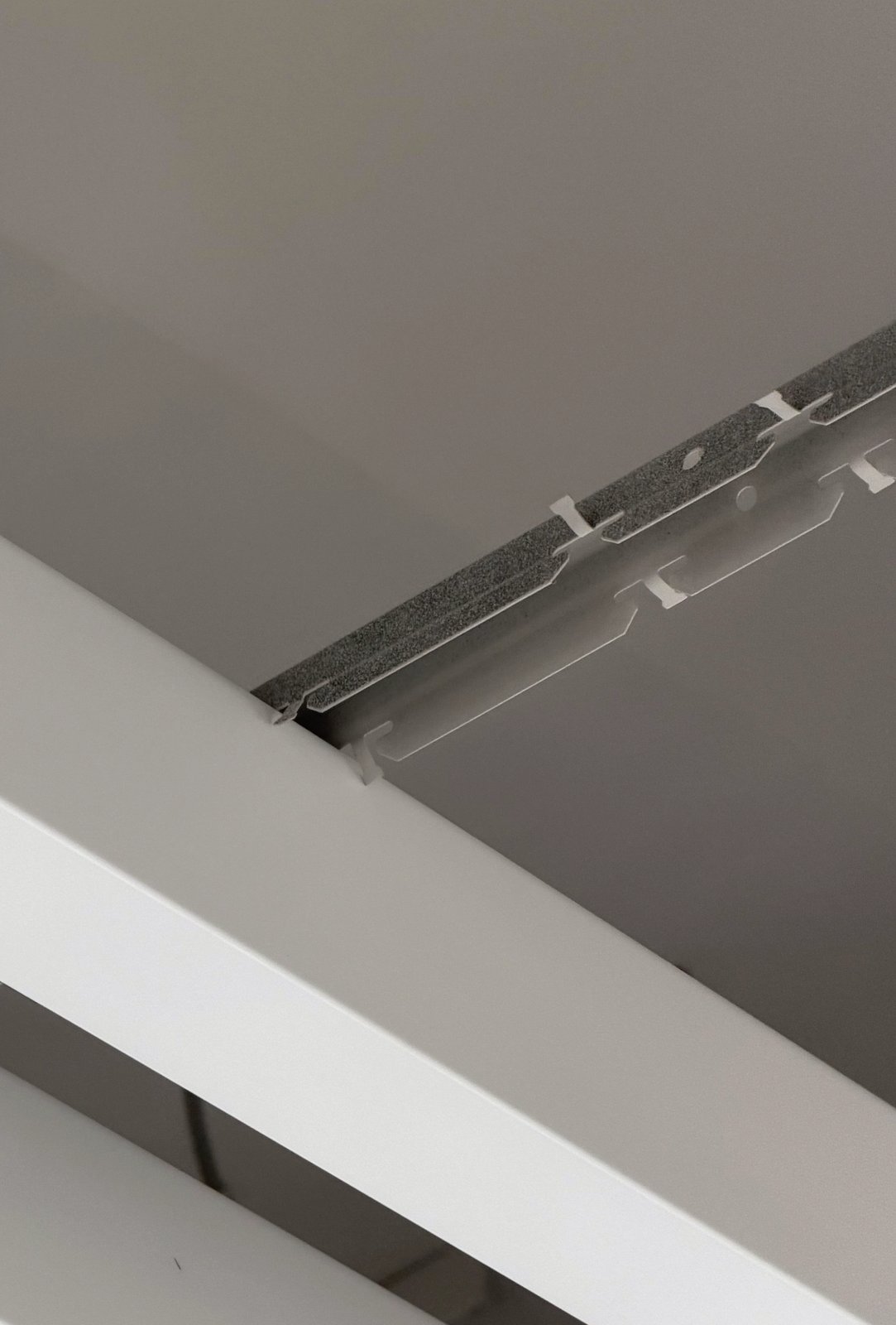 U-baffle clipped into a notched carrier rail: LINDELACR install node on the Baiyun corridor ceiling