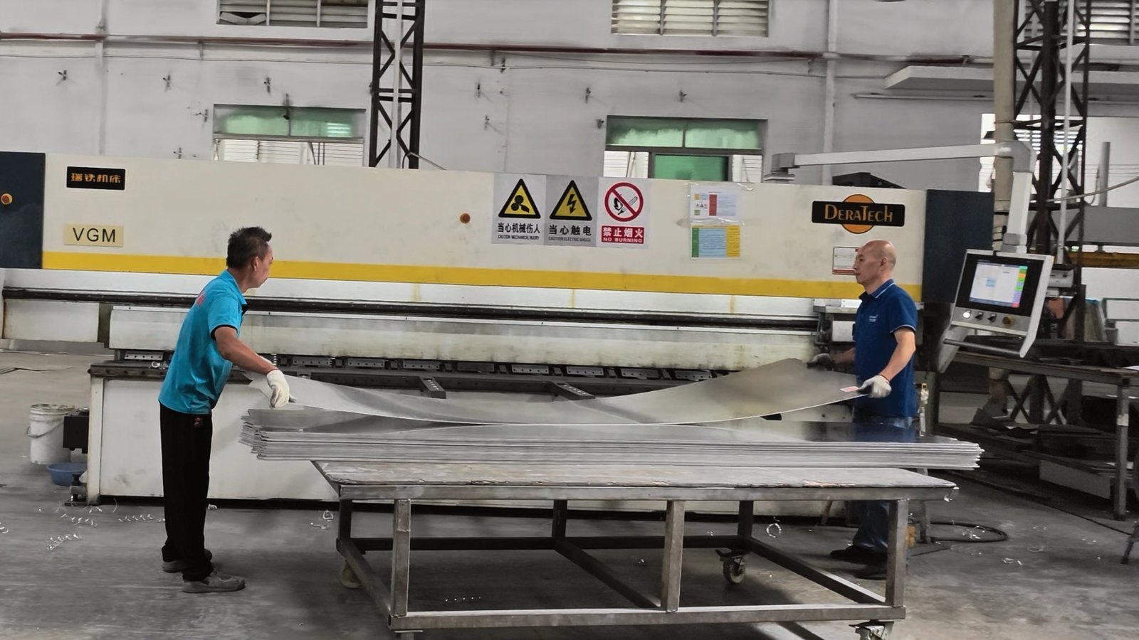 LINDELACR shop crew loading a 3003 aluminum blank at the Foshan CNC line for a cassette fold listed on the shop drawing