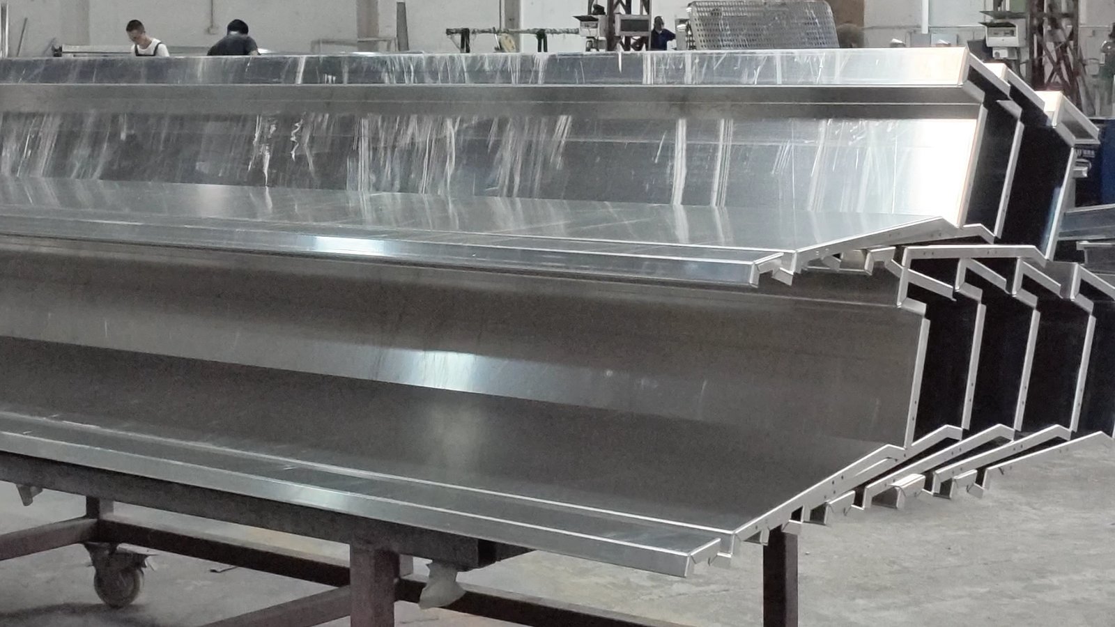 LINDELACR Foshan: folded aluminum cassette profiles stacked after the brake, first-article metal from a shop-drawing unfold