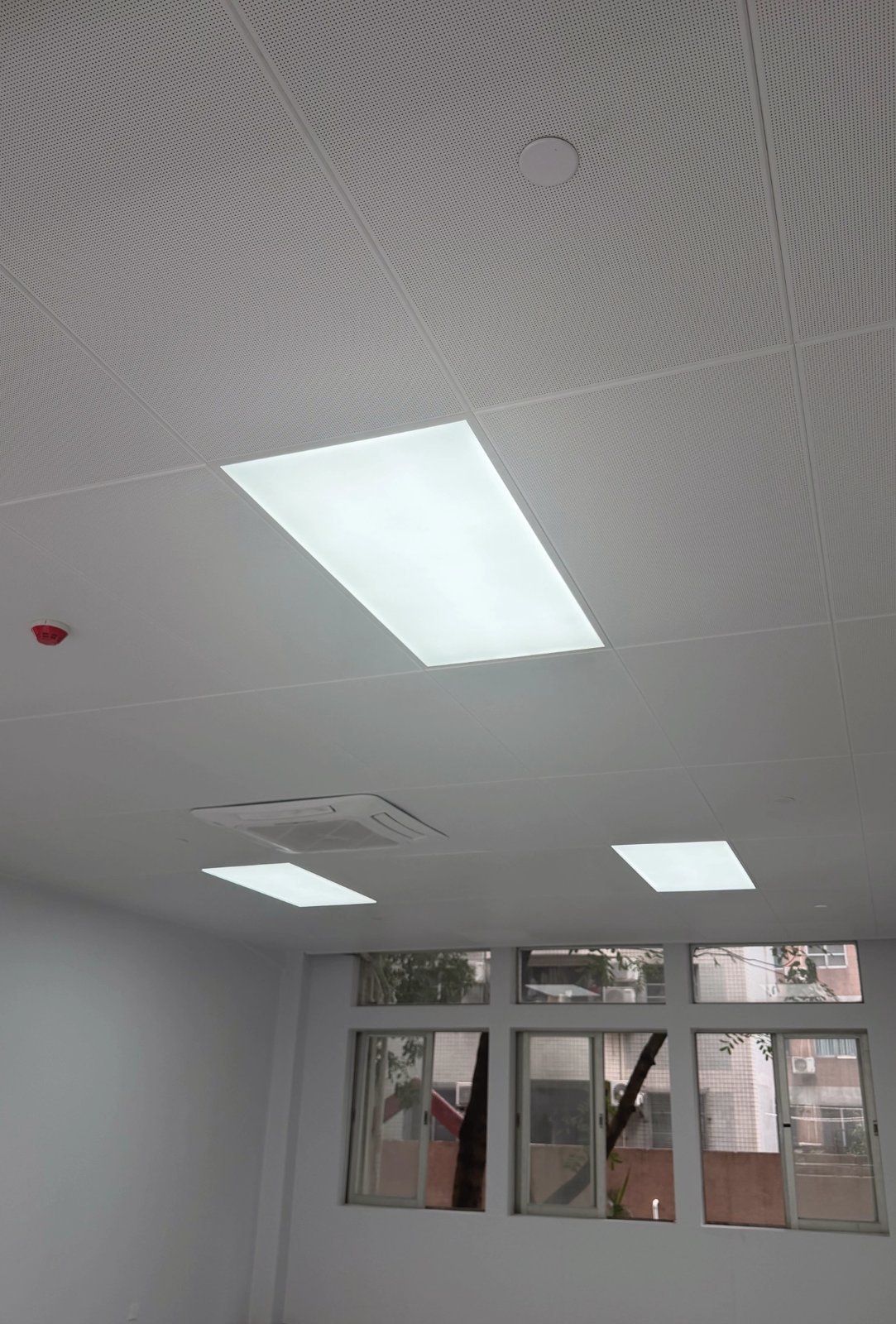 Guangzhou Baiyun University teaching room: LINDELACR micro-perforated metal ceiling with factory light trays and a cassette AC opening