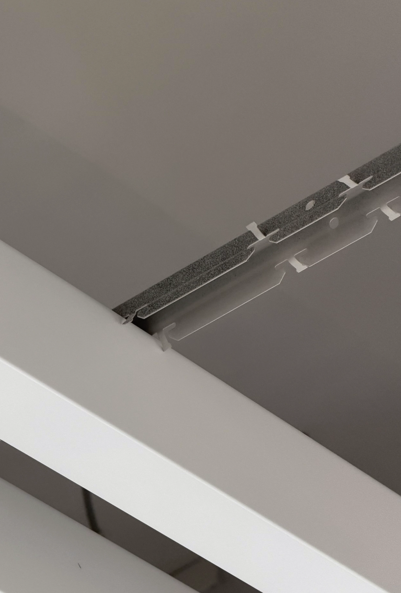 Slim baffle carrier clipped to a white U-section at Guangzhou Baiyun University, LINDELACR install node