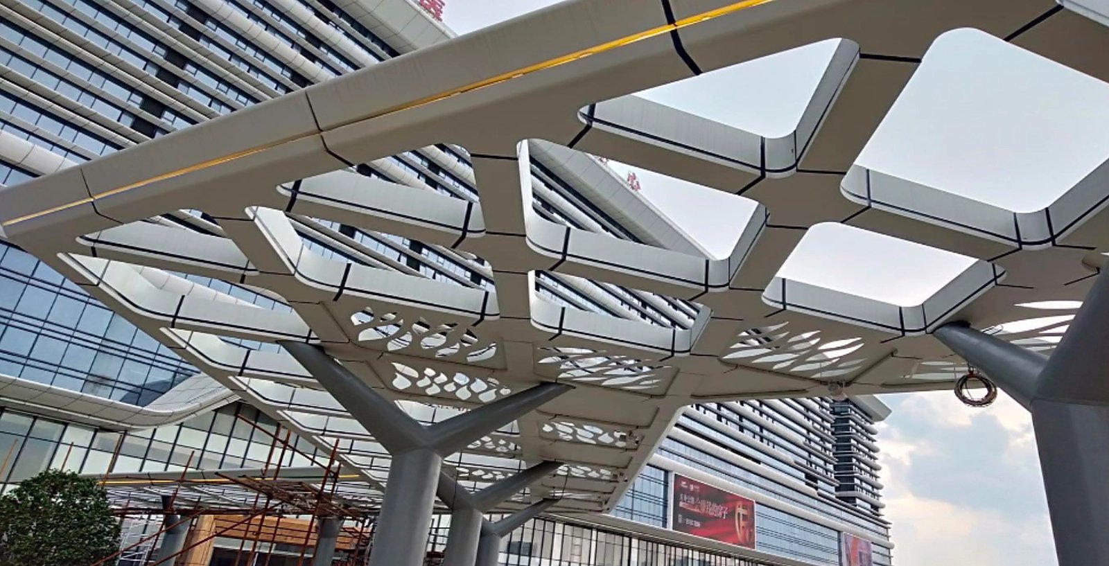 Guangzhou International Medical Exhibition and Trade Center Health Ark: LINDELACR CNC-carved shaped aluminum entrance canopy