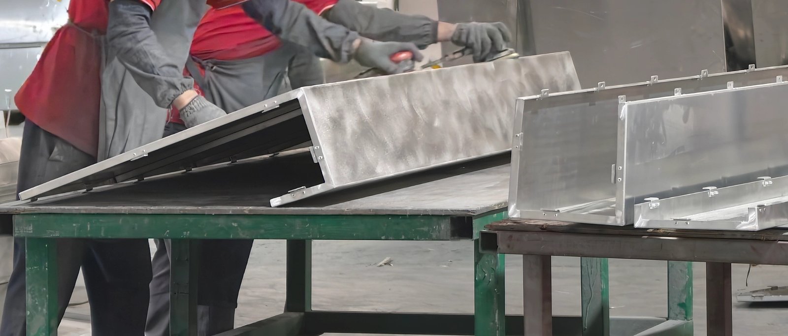 LINDELACR Foshan: grinding a folded 3003 solid-aluminum cassette before coating for the Health Ark package