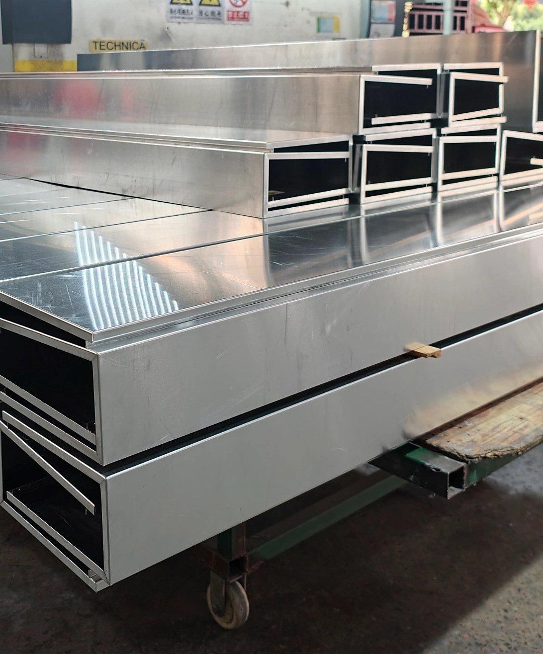 Folded box-section solid aluminum cassettes on the LINDELACR Foshan cart after the brake, Health Ark package