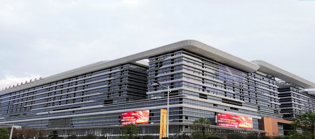 Guangzhou International Medical Exhibition Center Health Ark: LINDELACR-scale shaped aluminum envelope, hospital-class PVDF wall