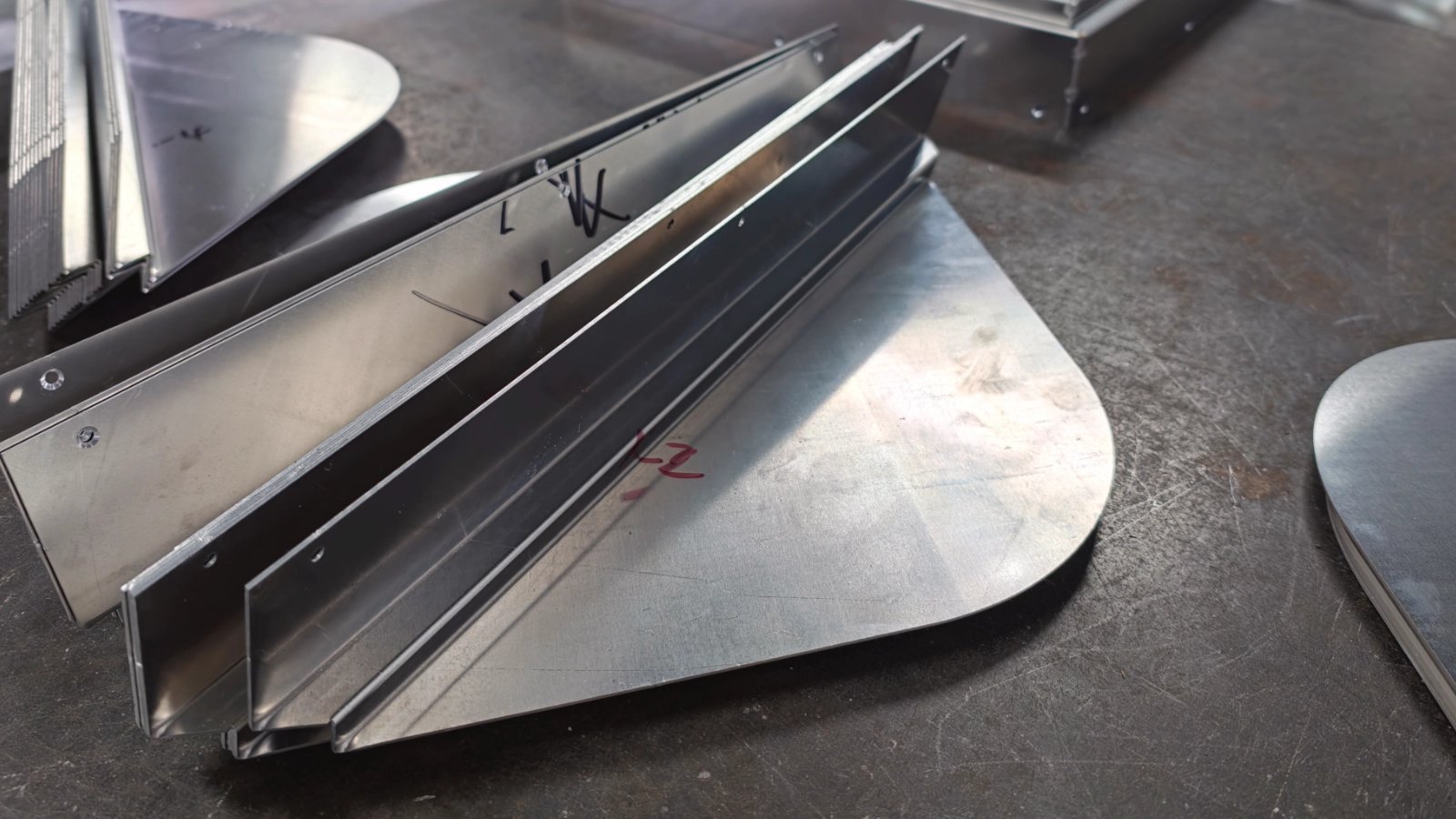 Factory-fitted L-shaped corner brackets hand-numbered 1 and 2 on 3D petal ceiling parts, LINDELACR Foshan