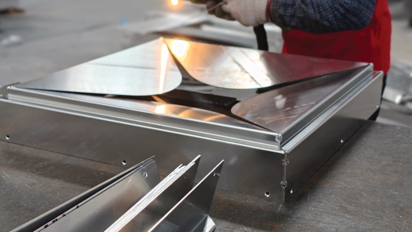 Welding and grinding a 3D petal aluminum ceiling module on the LINDELACR Foshan bench