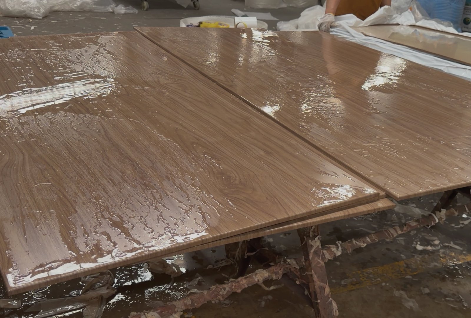 LINDELACR Foshan: wood-grain PVDF on solid aluminum panels, water-bead check before a luxury-match coating lot