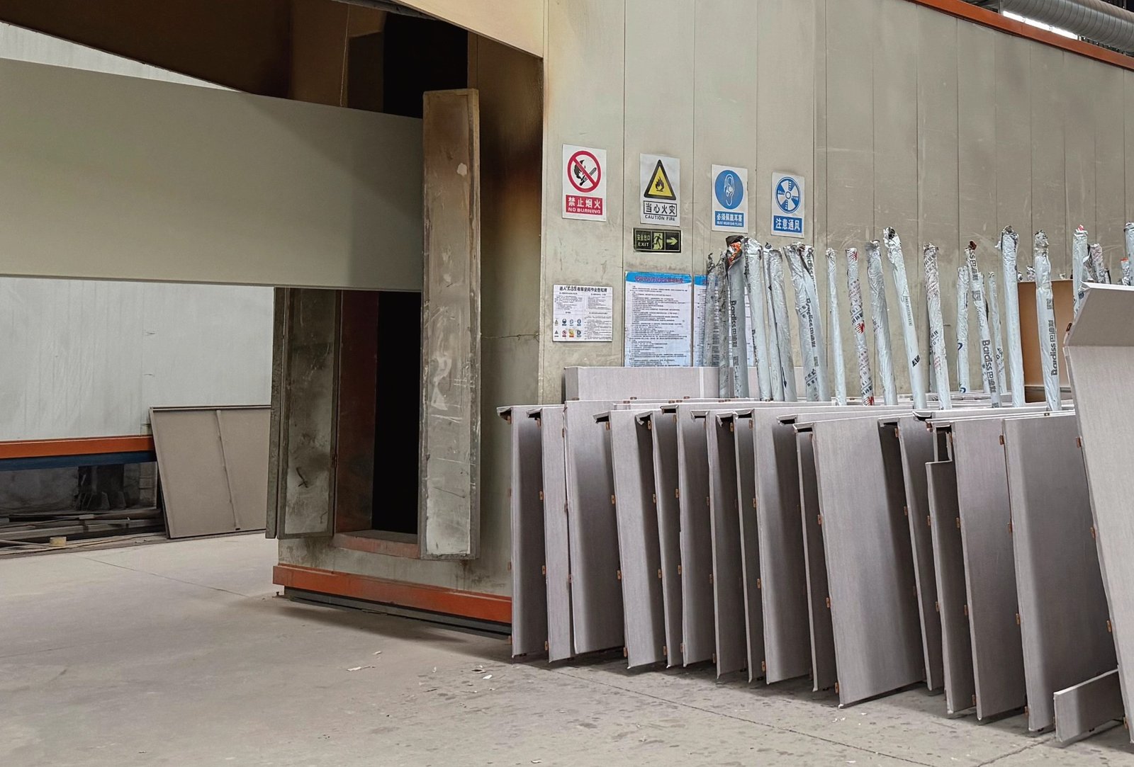LINDELACR Foshan PVDF line: coated cassettes queued at the oven, one lot for a 3.0 mm exterior set